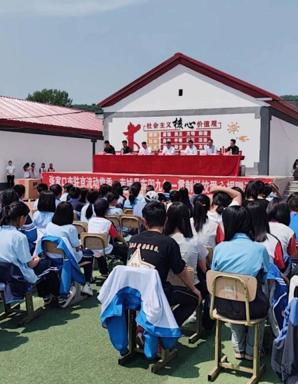 乾富策略 书画家张和向赤城县东卯镇九年一贯制学校及敬老院捐赠书法作品