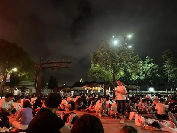信富网 爆炒上海迪士尼新品，代购夜排14小时